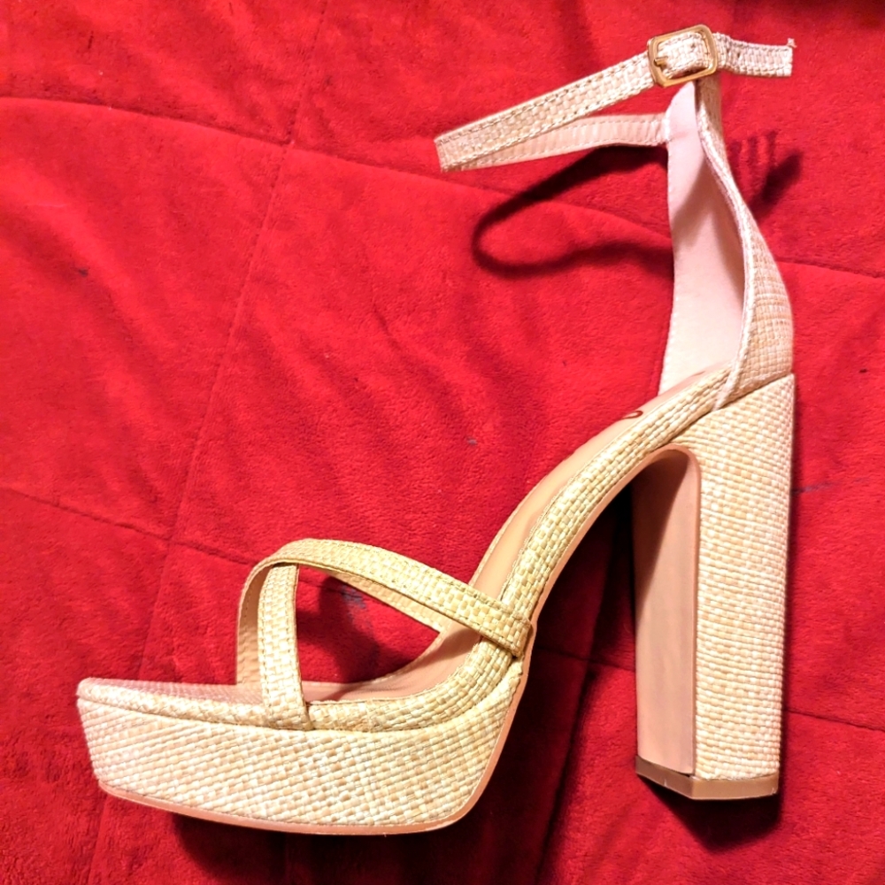 Lulu's NIB Heels